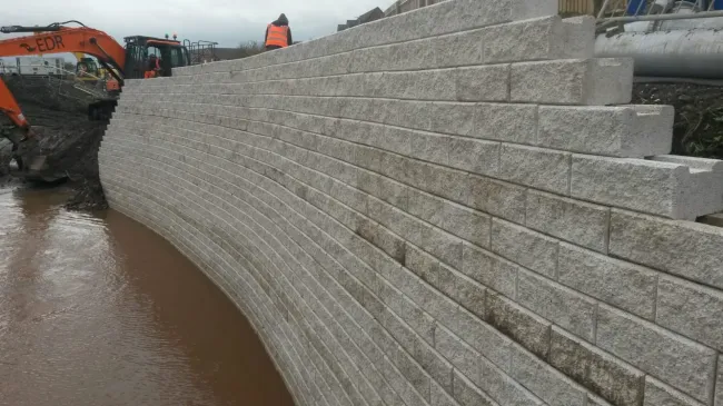 Retaining wall contractor