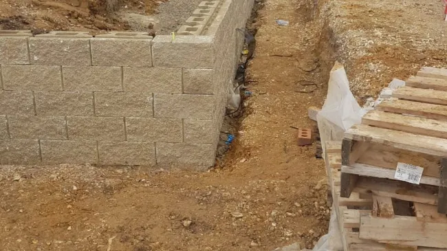 Retaining wall contractor